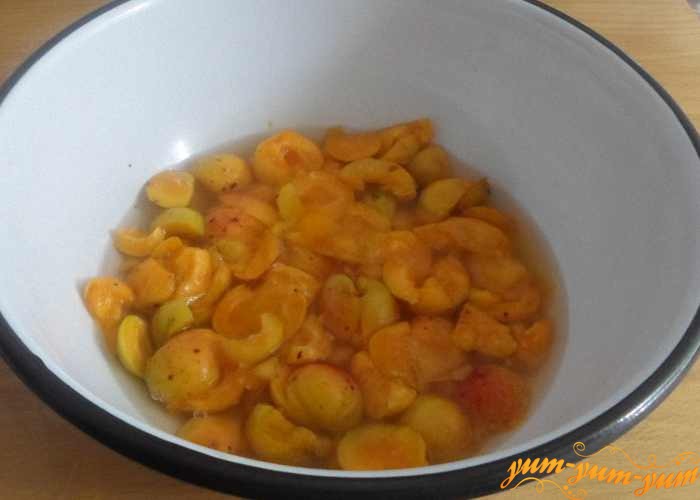Сварить абрикосы в воде