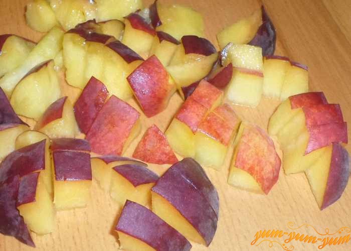 Свежие персики нарезать небольшими дольками или кубиками