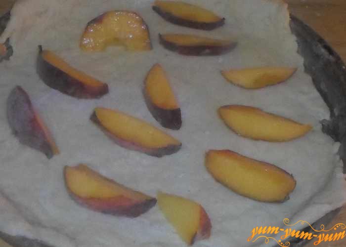 Свежие персики помыть выложить на тесто