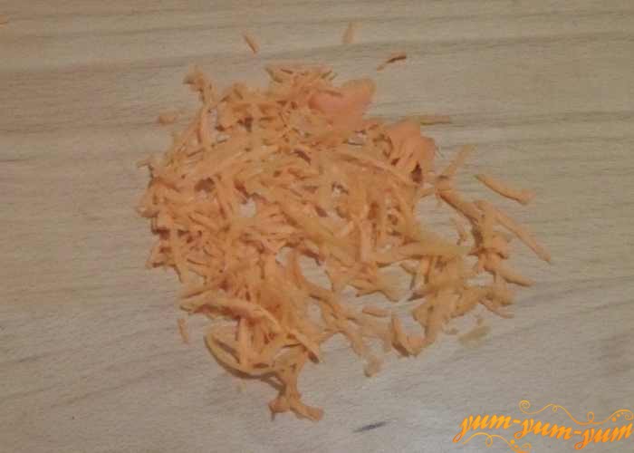 Свежую морковь помыть, почистить, натереть на терке