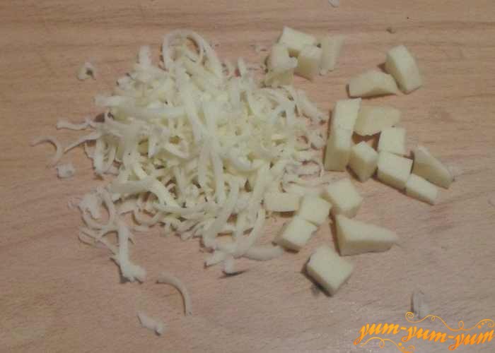 Твердый сыр натереть на крупной терке 