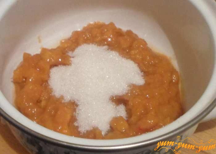 Выкладываем пюре из абрикосов в миску и добавляем сахар