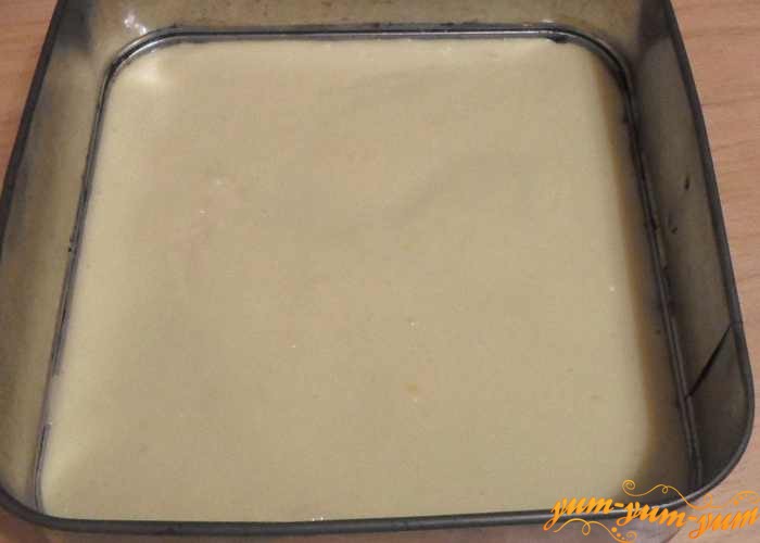 Выложить бисквитное тесто в форму для запекания