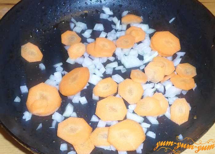 Выложить морковь и лук в сковороду