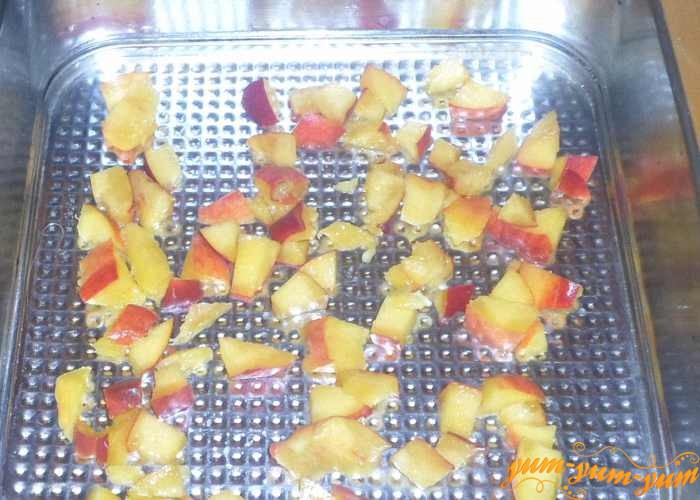 Выложить персики на дно формы для выпечки