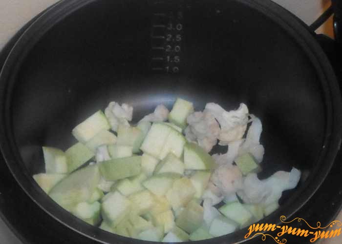 Выложить подготовленные овощи в чашу мультиварки и немного обжарить