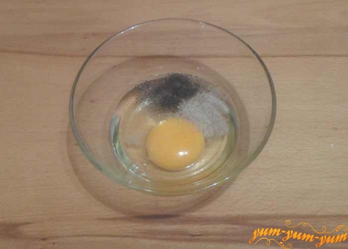 Яйца для кляра взбить вместе с солью и душистым перцем