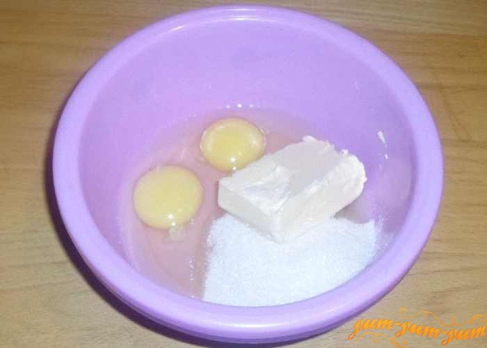 Яйца смешать с сахаром, добавить масло и  растереть ложкой