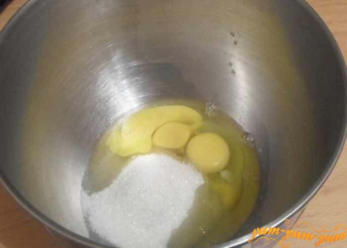 Взбить яйца вместе с сахаром в удобной посуде