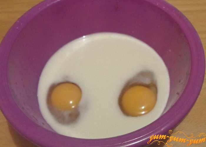 Яйцо смешать с молоком