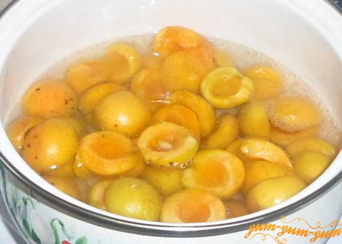 Залить подготовленные половинки абрикос сиропом