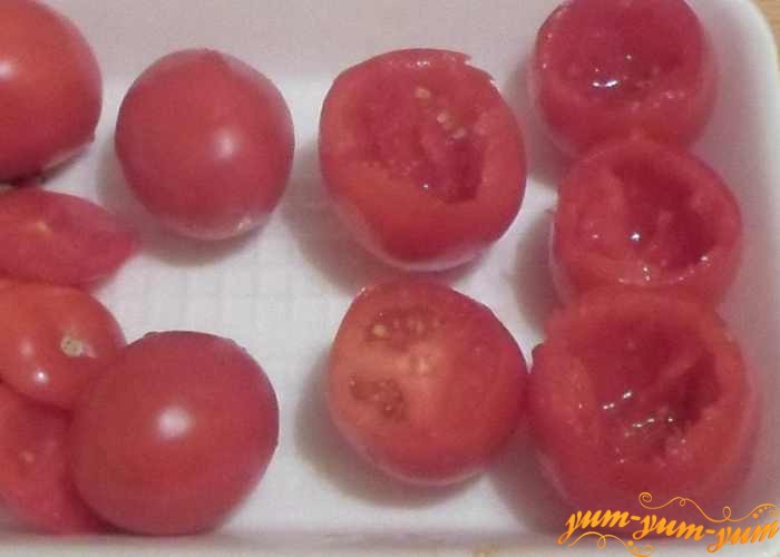 Аккуратно срезать верхушки у помидоров и вынуть мякоть