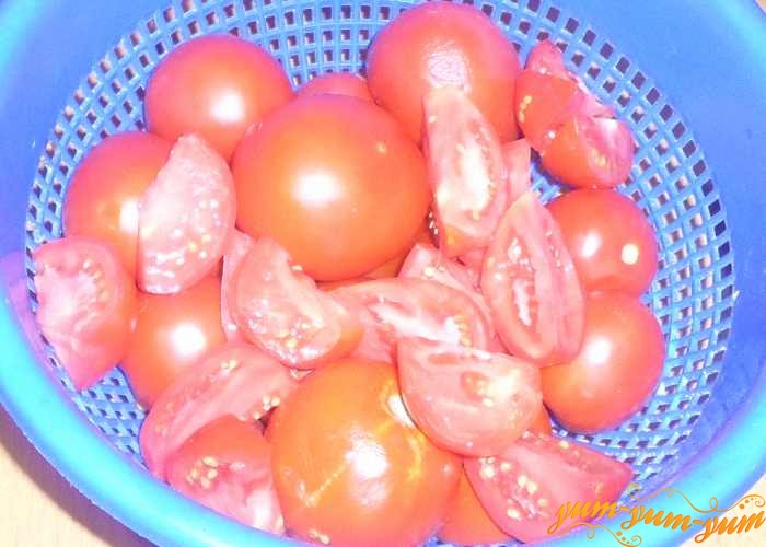 Дать стечь лишней воде с помидоров и нарезать их дольками