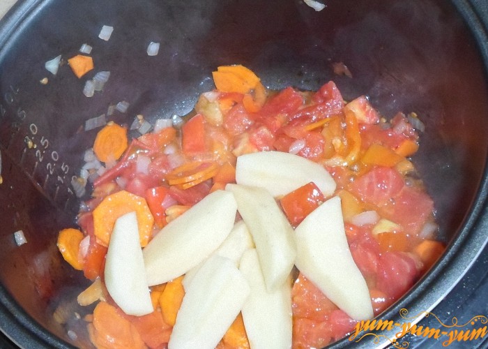 Добавить к овощам картофель и тушить до готовности