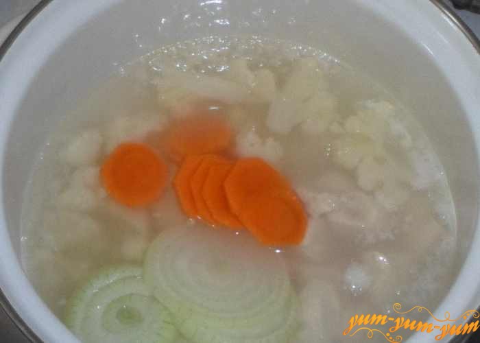 Добавить лук и морковь в суп с цветной капустой