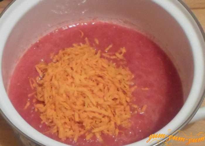 Добавить морковь в горячий томат