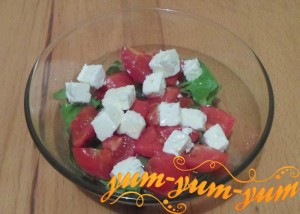 Как приготовить салат с моцареллой и помидорами