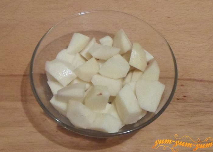 Картофель почистить и нарезать средними кубиками и обжарить