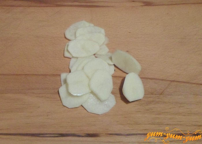 Картошку нарезать тонкими кусочками