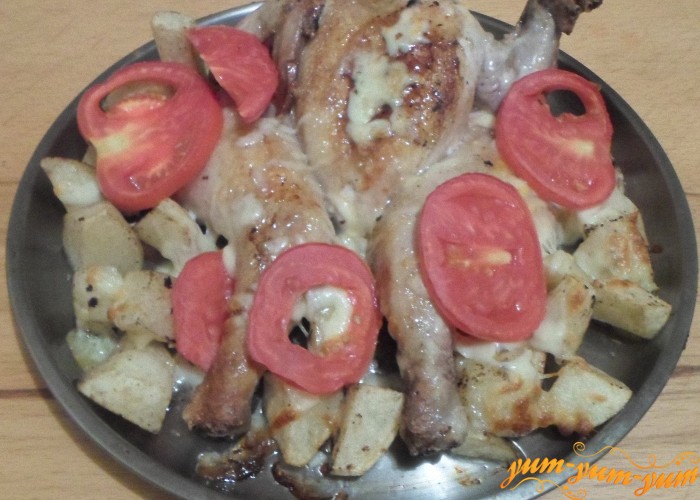 Курица, картошка и помидоры в духовке готова
