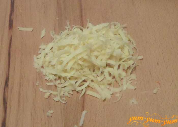 Кусочек твердого сыра нужно натереть на крупной терке