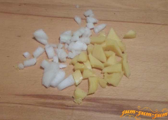 Лук и сыр порезать мелкими кубиками