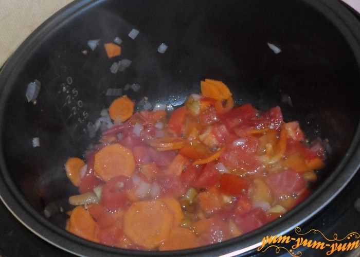 Лук, морковь, перец и помидоры обжарить в мультиварке