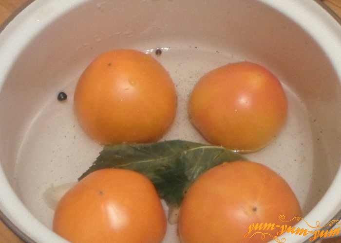 Малосольные зеленые или желтые помидоры залить маринадом