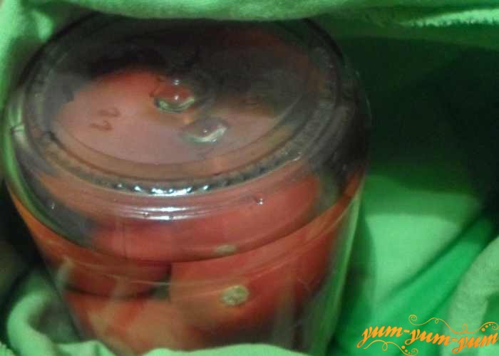 Маринованные на зиму сладкие помидоры перевернуть вверх дном и укутать в теплую ткань