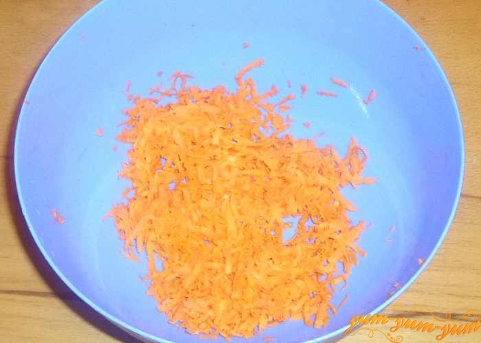 Морковь нужно почистить, помыть и натереть на крупной терке