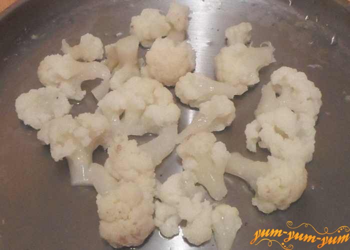 Мороженую капусту разморозить и выложить в форму для запекания