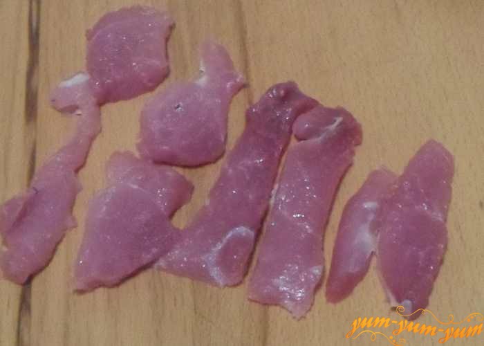 Мясо нарезать тонкими кусочками — не более 1 сантиметра толщиной