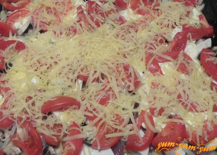 Мясо с помидорами посыпать тертым сыром