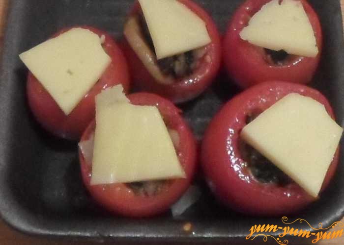 Накрыть каждый помидор кусочком сыра и поставить в духовку