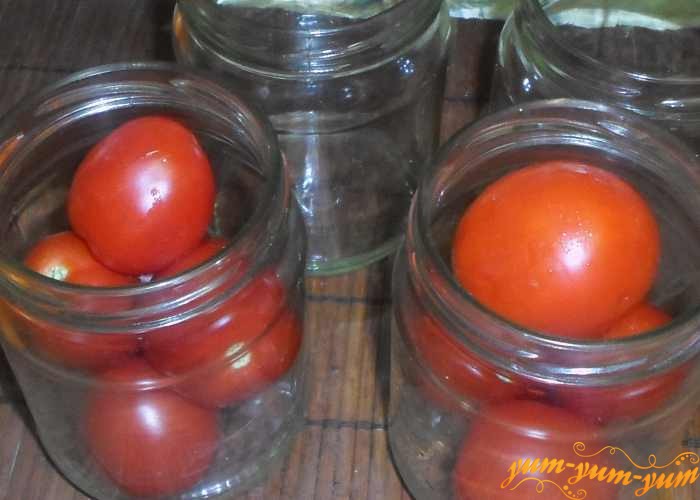 Наполнить банки для консервации помидорами