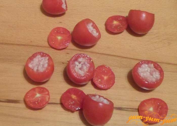 Наполнить полые помидоры полученным фаршем из мяса и риса