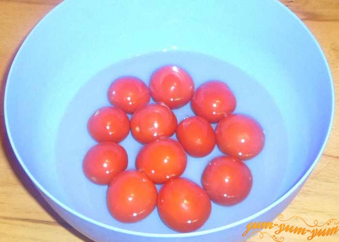 Опустите помидоры в кипяток и подержите несколько секунд