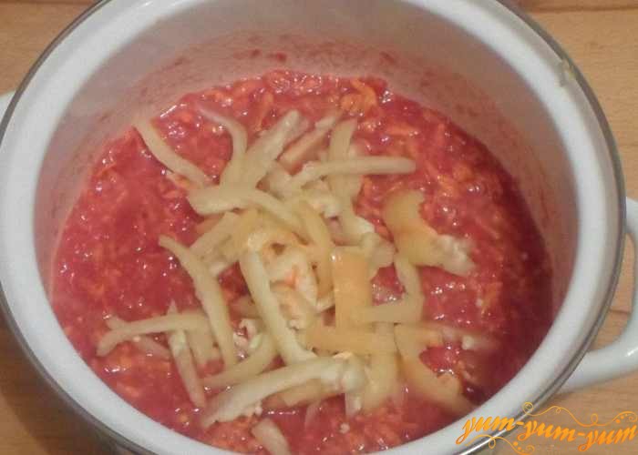 Перец для лечо добавить в томатную массу
