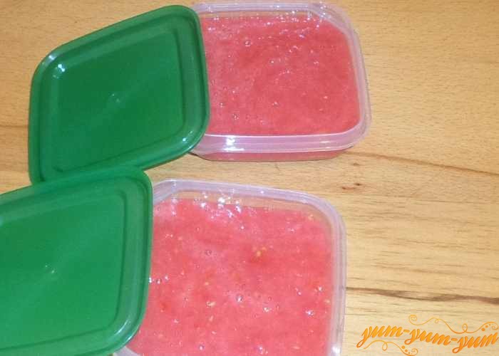 Перелить помидоровое пюре в удобный контейнер для заморозки