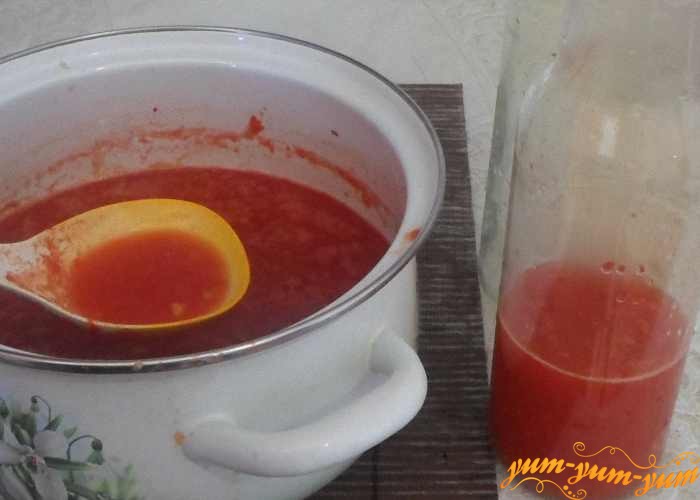 Переливаем томатный сок в подготовленную тару