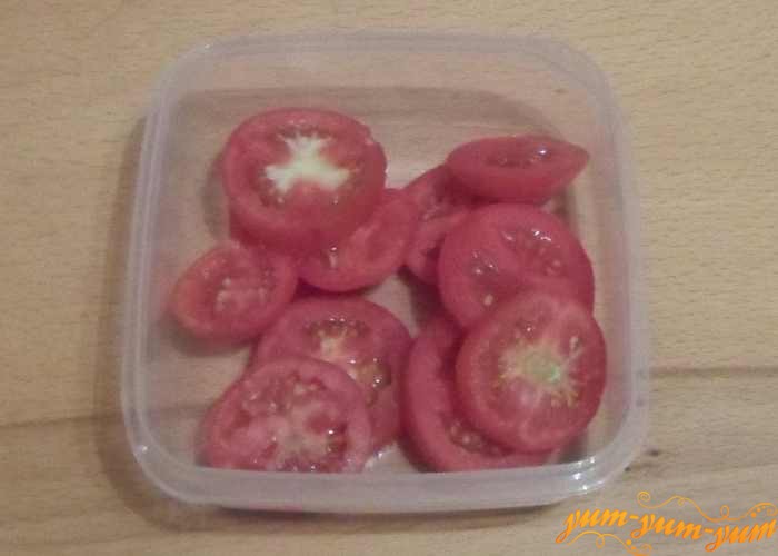 Переложить замороженные помидоры колечками в удобный контейнер