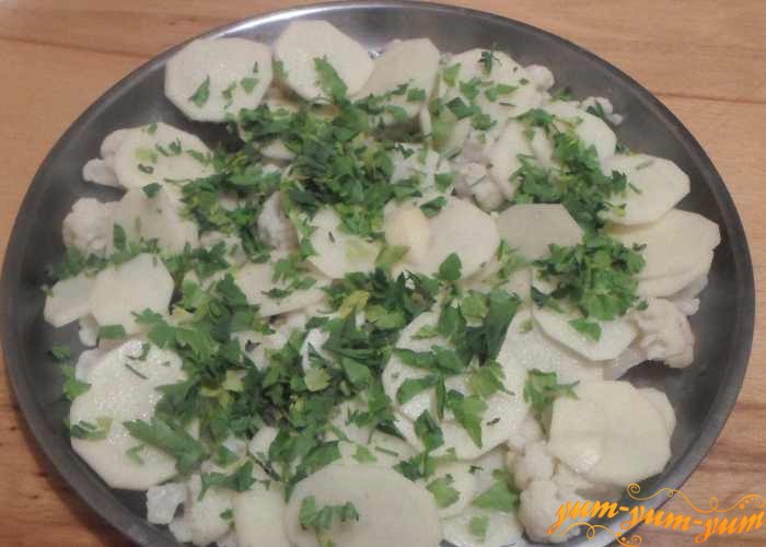 Посыпать измельченную зелень петрушки сверху картофеля и цветной капусты