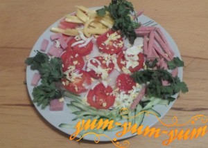 Рецепт приготовления салата из помидоров, огурцов, сыра и колбасы