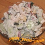 Рецепт салата из помидоров и огурцов со сметаной