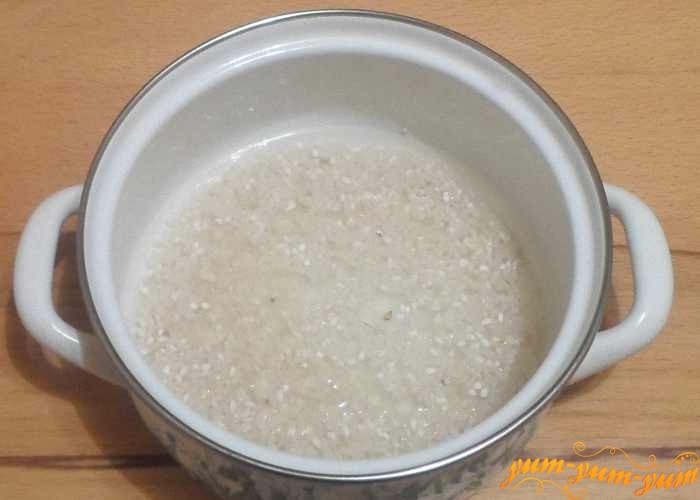 Рис помыть и отварить в небольшом количестве воды
