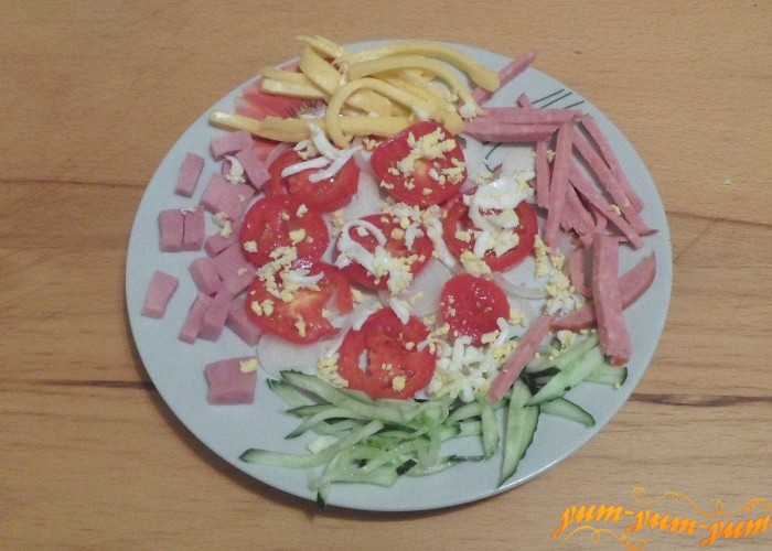 Салат из огурцов, помидоров и сыра выложить по кругу