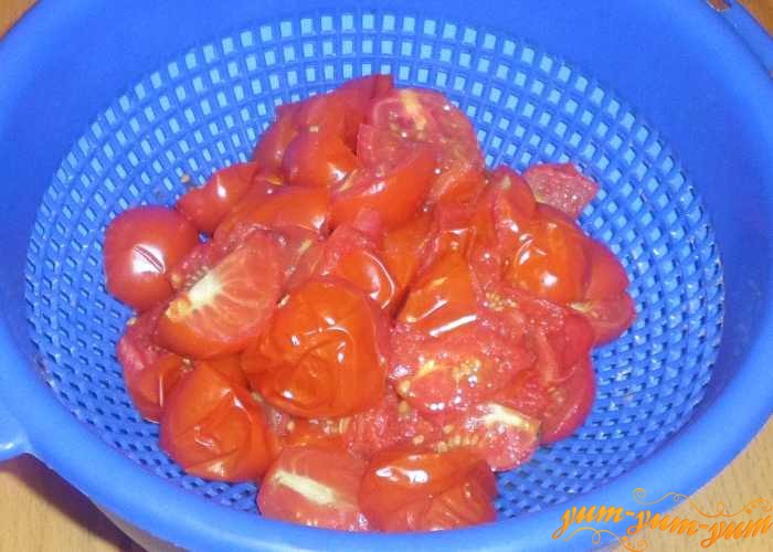 Слегка размять помидоры и отжать сок через сито или дуршлаг