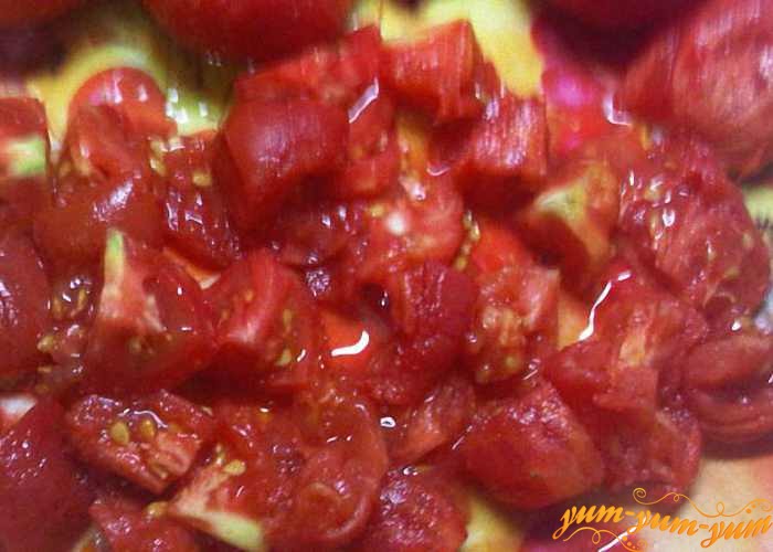 Снять кожицу и порезать очищенные помидоры мелко