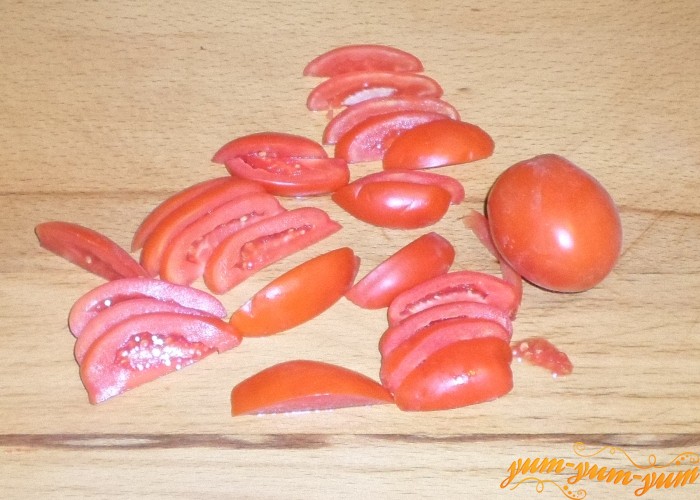 Спелые помидоры нарезать тонкими дольками или кубиками