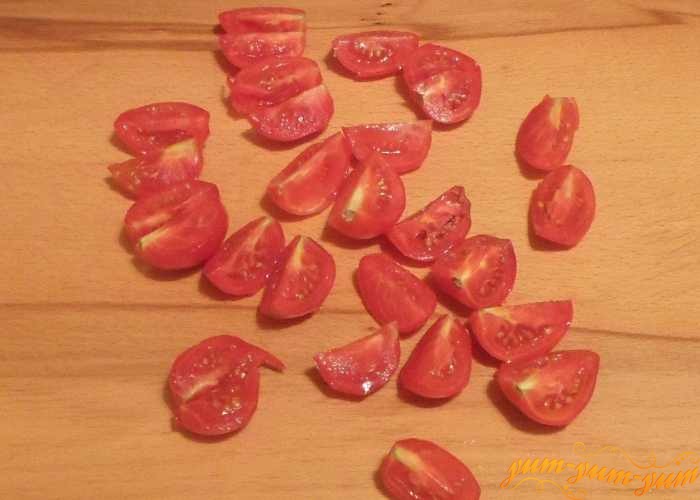 Спелые помидоры помыть и нарезать произвольно